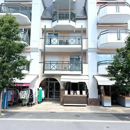 Un Nid Au Marche A *