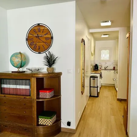 Un Nid Au Marche A *