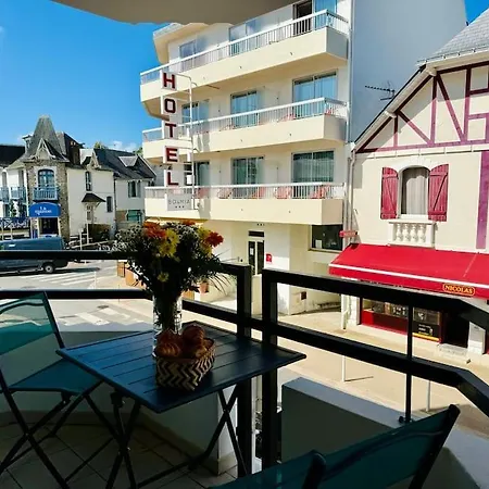 Un Nid Au Marche A *