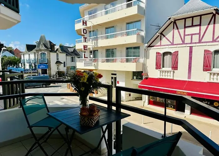 Un Nid Au Marche A *